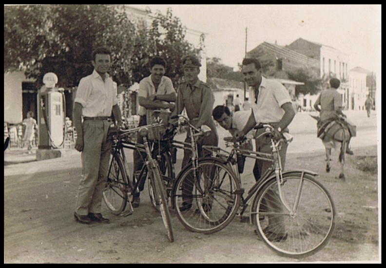 5. Βόλτα με παδήλατο (έξω από το σημερνό Πολεοδομικό Γραφείο), δεκαετία 1950.jpg
