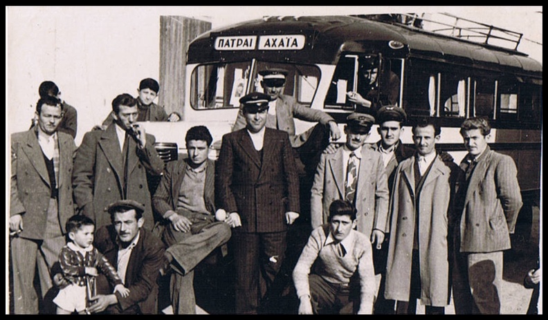 8. Λεωφορείο με οδηγού και εισπράκτορες της γραμμής Πάτρα-Αχαγιά, 1950(περίπου).jpg