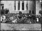 2. Πίσω πλευρά τού Δημοτικού Σχ. Μαθητές δημοτικού-γυμνασίου μαζί με  δασκάλους & καθηγητές (στο παράθυρο πίσω γράφει "Διτάξιον Αρρεν Καλαβρύτων μετά τας γυμναστικάς επιδείξεις"), 29-5-1920