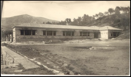 9. Το νεόδμητο Γυμνάσιο. Έργο τού π. Ευσεβίου Κηπουργού, 1946