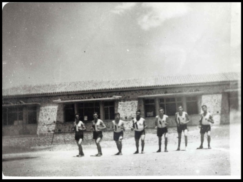 10. Ο πρώτος «Δρόμος Θυσίας». Μαθητές-αθλητές (στην αφετηρία μπροστά στο διδακτήριο του Γυμνασίου) έτοιμοι για εκκίνηση, σχολικό έτος 1946-1947.jpg