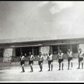 10. Ο πρώτος «Δρόμος Θυσίας». Μαθητές-αθλητές (στην αφετηρία μπροστά στο διδακτήριο του Γυμνασίου) έτοιμοι για εκκίνηση, σχολικό έτος 1946-1947