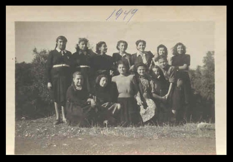 13. Μια παρέα μαθητριών στον Κλοκίτη σε εκδρομή τού Γυμνασίου, 1949.jpg