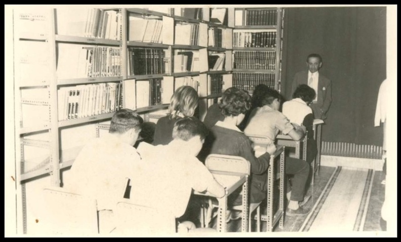 17. Διδασκαλία τού μαθήματος των Λατινικών στο χώρο τής Βιβλιοθήκης από το Γυμνασιάρχη Γεώργιο Αγγελόπουλο, σχολικό έτος  1964-1965.jpg