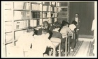 17. Διδασκαλία τού μαθήματος των Λατινικών στο χώρο τής Βιβλιοθήκης από το Γυμνασιάρχη Γεώργιο Αγγελόπουλο, σχολικό έτος  1964-1965