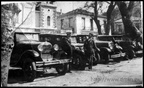 14. Η πιάτσα των ΤΑΧΙ - στην πλατεία Καλαβρύτων και μπροστά από τον Καθεδρικό Ναό - με δύο από τους πρώτους ιδιοκτήτες τους, το Γεώργιο Λιακόπουλο (Βλαχάβας) και το Μανώλη Σπυρόπουλο