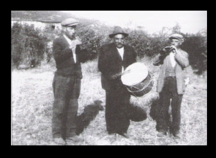 3. Το παραδοσιακό μουσικό συγκρότημα του Λειβαρτζίου, "Τα ταβούλια", δεκαετία 1960
