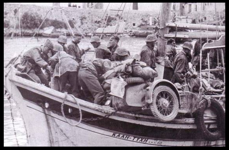 5. Γερμανοί μοτοσυκλετιστές της επίλεκτης μονάδας Leibstandarte Adolf Hitler, μεταφέρονται με το καΐκι ΚΑΛΗ ΤΥΧΗ από την Ναύπακτο στην Πελοπόνησσο.jpg