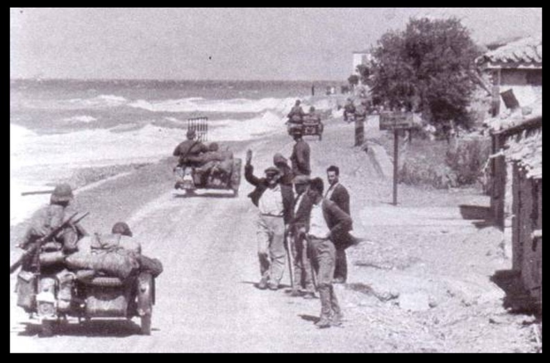 6. Γερμανοί μοτοσυκλετιστές της επίλεκτης μονάδας των Waffen SS, Leibstandarte Adolf Hitler, στον παραλιακό δρόμο της Ναυπάκτου.jpg