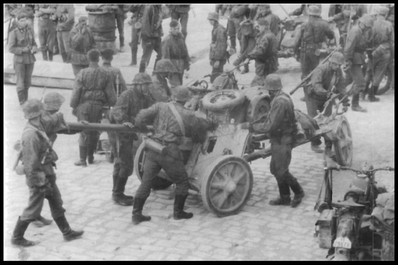 7. Μερικοί στρατιώτες τής ταξιαρχίας LAH ετοιμάζονται να φορτώσουν ένα αντιαρματικό σε κάποιο καΐκι στο λιμάνι τής Ναυπάκτου, Απρίλιος 1941.jpg
