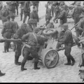 7. Μερικοί στρατιώτες τής ταξιαρχίας LAH ετοιμάζονται να φορτώσουν ένα αντιαρματικό σε κάποιο καΐκι στο λιμάνι τής Ναυπάκτου, Απρίλιος 1941