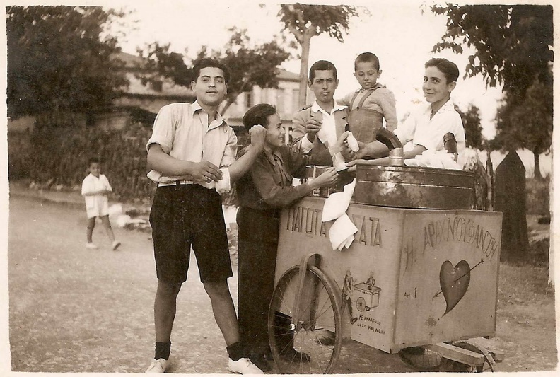 8. Ναύπακτος. Παγωτό κασάτα από τον Αποστόλη Φαρμάκη, δεκαετία 1950.jpg