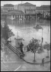 13. Η πλατεία Μπέλλου (τωρινή Δημοκρατίας). Μεγάλη Παρασκευή τού 1944. Διακρίνεται ένας εκ των τριών κρεμασμένων από τους Γερμανούς