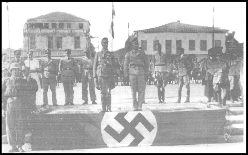 14. Φωτογραφία Γερμανών αξιωματικών που παρακολουθούν παρέλαση στην πλατεία Μπέλλου.jpg