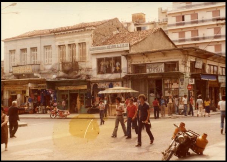 23. Η πλατεία Στράτου, 1979.jpg