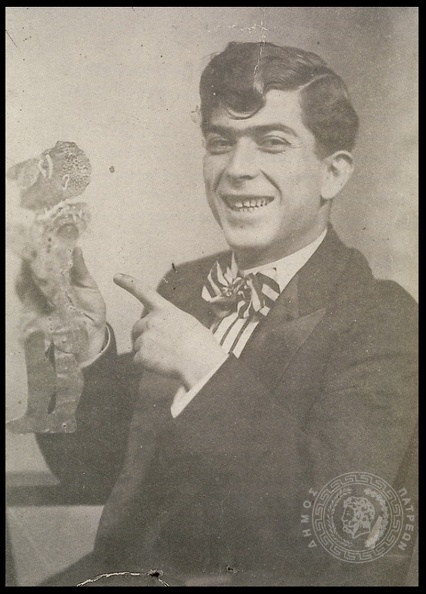 7. Ο καραγκιοζοπαίχτης Ντίνος Θεοδωρόπουλος σε φωτογραφία τού 1914. Πρώτος αυτός καθιέρωσε το μικρόφωνο στην διάρκεια των παραστάσεων και τη μουσική από γραμμόφωνο.jpg
