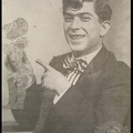 7. Ο καραγκιοζοπαίχτης Ντίνος Θεοδωρόπουλος σε φωτογραφία τού 1914. Πρώτος αυτός καθιέρωσε το μικρόφωνο στην διάρκεια των παραστάσεων και τη μουσική από γραμμόφωνο