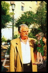 23. Ο Γιάνναρος (Γιάννης Μουρελάτος) γεννήθηκε στην Πάτρα το 1931.  Από το 1952 αρχίζει την επαγγελματική του καριέρα παίζοντας σε χωριά τής Αχαΐας και της Ηλείας. Το 1990 ιδρύει την εταιρία «Θέατρο Σκιών Πάτρας»