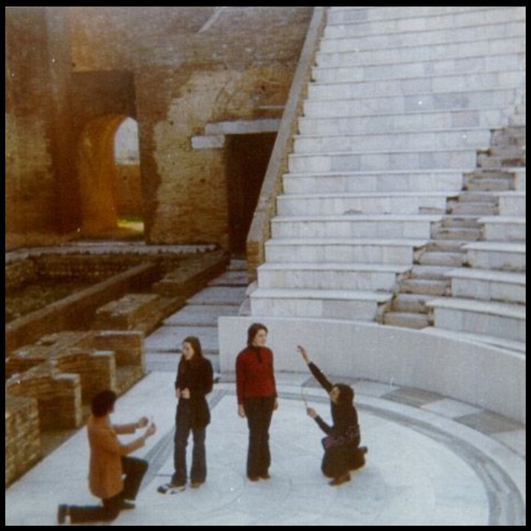 9. Φοιτητές σε... \'\'παράσταση\'\' στο Ρωμαϊκό Ωδείο, 1972.jpg