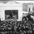 10. Το θερινό θέατρο ΛΥΡΙΚΟΝ που λειτούργησε για μισό αι. (1930-1978) στα Ψηλαλώνια. Βρισκόταν στην αρχή τής οδού Βύρωνος (Τεμπονέρα). Η ταμπέλα σταριστερά γράφει 