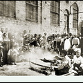 29. Πάσχα 1952. Σε ποιο παλιό εργοστάσιο της Πάτρας γιορτάζουν το Πάσχα οι συγκεντρωμένοι στη φωτογραφία;