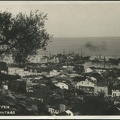 50. Άποψη της Πάτρας προς το λιμάνι. Στην άκρη αριστερά (τα μαύρα δέντρα) διακρίνεται λίγο η πλατεία Όλγας, δεκαετία 1930