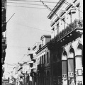 7. Η Κορίνθου στη διασταύρωσή της με τη Γούναρη. Δεξιά  φαίνεται η οικία Χαϊδόπουλου, όπου στεγαζόταν η Εθνική τράπεζα,  δεκαετία 1960 
