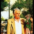 23. Ο Γιάνναρος (Γιάννης Μουρελάτος) γεννήθηκε στην Πάτρα το 1931.  Από το 1952 αρχίζει την επαγγελματική του καριέρα παίζοντας σε χωριά τής Αχαΐας και της Ηλείας. Το 1990 ιδρύει την εταιρία «Θέατρο Σκιών Πάτρας»