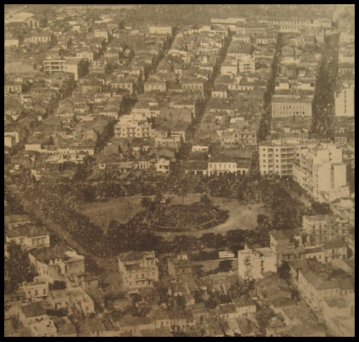 26. Η πλατεία Υψηλών Αλωνίων. Φωτογραφία τού 1968, με τις πρώτες πολυκατοικίες στα δεξιά