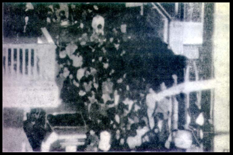 16 Νοέμβρη 1973. Μεταφορά τροφίμων στους έγκλειστους φοιτητές στο Παράρτημα Πανεπιστημίου Πατρών (2).jpg