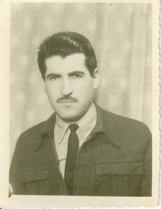 26. Φωτογραφία από το στρατό με αφιέρωση... "Χαρισμένη εις τον αδελφικό μου φίλον Σάκη, να μένη ως κώλυμα στην άπονη λησμονιά", 1957