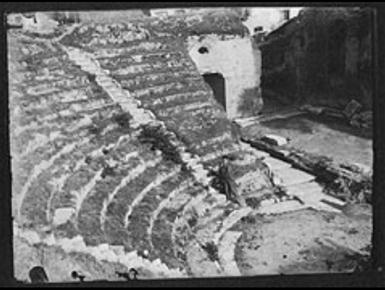 4. Το Ρωμαϊκό Ωδείο πριν την αναστήλωση. Άποψη από το κοίλο. Διακρίνεται μέρος τής ορχήστρας και η είσοδος.jpg